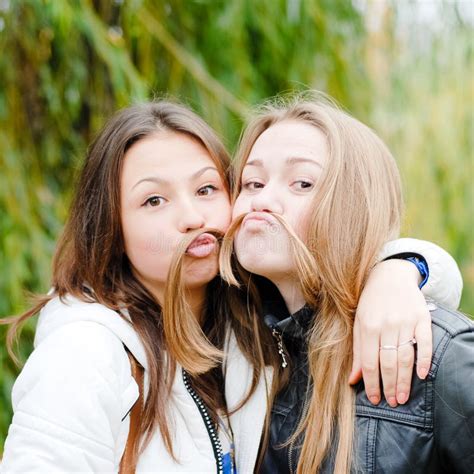 Deux Amies Heureuses D Adolescente Photo Stock Image Du Longtemps Fille