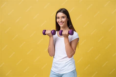 Concepto De Salud Y Estado Físico Foto De Una Mujer Joven Hermosa Y Deportiva Levantando Pesas