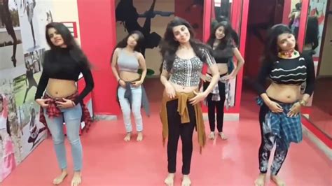 Tu Cheez Bari Hai Mast Mast Dance In Hindi Lady Dance In Hindi Youtube