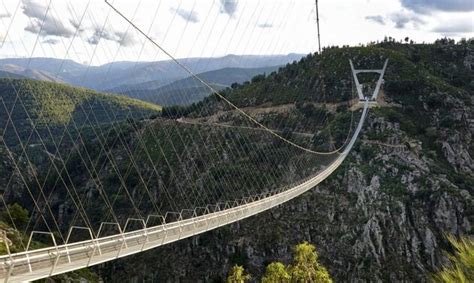 Si tratta del suggestivo ponte arouca 516, che si trova all'interno del territorio del geoparco di percorrere l'intera lunghezza del ponte arouca 516 è un'esperienza che rende indimenticabile un. Portugal heeft nu de langste wandelhangbrug ter wereld ...