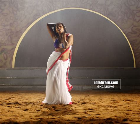 Sizzling Southern Stars Bollywood Actress Priyamani Hot Spicy Wet White Saree Deep Navel N