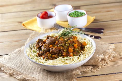 Receita deliciosa de Carne guisada com massa robot de cozinha Teleculinária