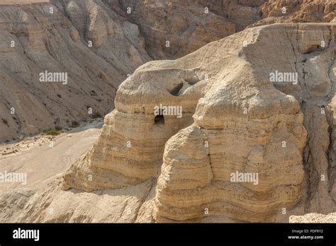 Las Cuevas De Qumran En El Histórico Sitio Arqueológico De Los Pergaminos Del Mar Muerto En