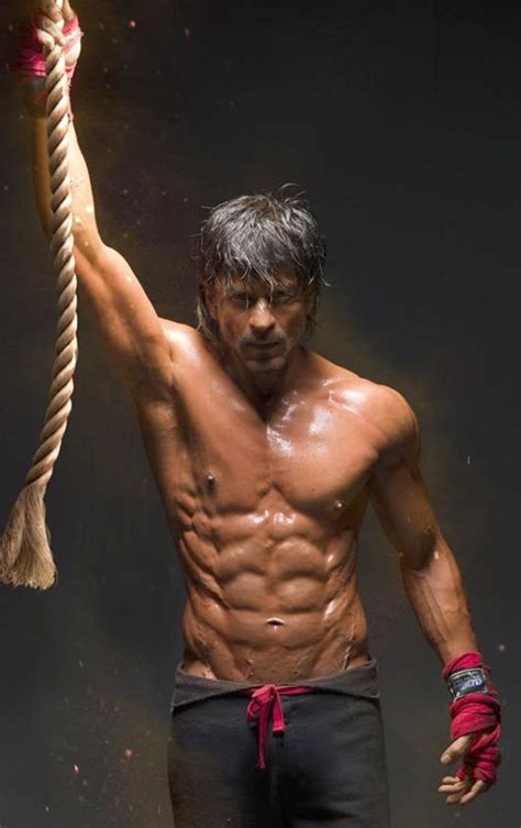 Shah Rukh Khan Flaunts 8 Pack Abs For Happy New Year