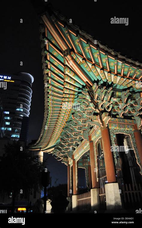 Seoul South Korea Bosingak The Large Bell Pavilion In Jongno That