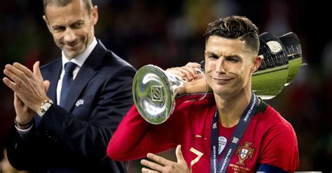 405,109 portugal voetbal foto's en beelden. Nederland treurt: Ronaldo en Portugal winnen de eerste ...