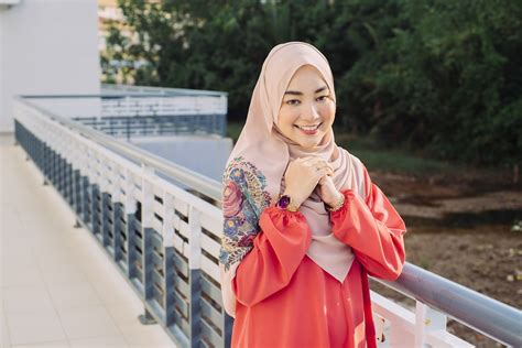 Informasi terlengkap tentang baju warna biru navy cocok dengan jilbab warna apa. Warna Jilbab Yang Cocok Untuk Baju Warna Merah Tua
