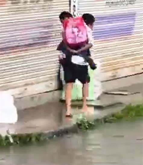 बारिश से भर गया था पानी भाई ने छोटी बहन को पीठ पर बैठाकर पार करवाई सड़क दिल छू लेगा ये Video