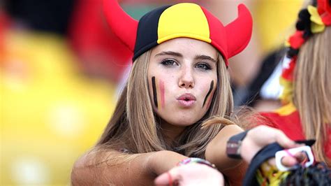 女性の赤、 黄、 黒の帽子、 Axelle Despiegelaere、 Fifaワールドカップ、 女性、 ベルギー、 フェイスペイント、 そばかす、 Hdデスクトップの壁紙