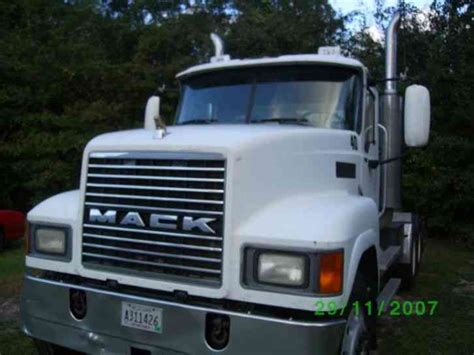 Mack Chn613 2007 Daycab Semi Trucks