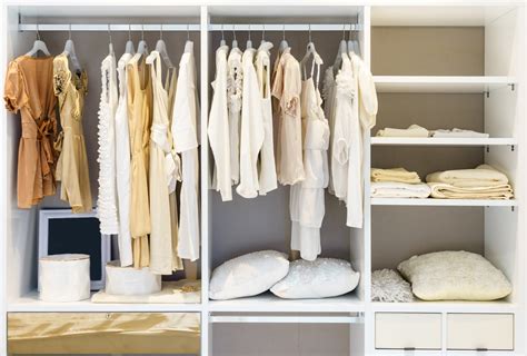 4 Tips On How To Organize Your Clothes In Your Closet Interior Design