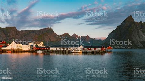 ノルウェーのロフォーテン諸島での日の出の間にレーヌ漁村と山の上に美しいカラフルな日の出 カラー画像のストックフォトや画像を多数ご用意