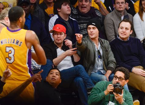 Zac Efron At A Lakers Game Popsugar Celebrity