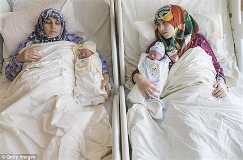 Syrian Mother And Daughter Give Birth At The Same Time Daily Mail Online