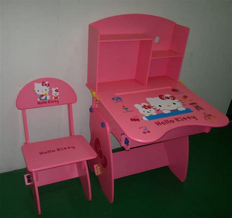The hello kitty table and chair set is sturdy and each chair can hold up to 50 lbs. .: New Hello Kitty Desk Set