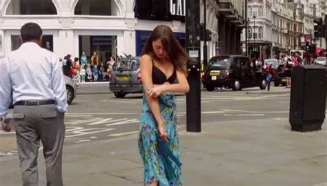 tendencia esta mujer se desnudó en público para dejar un poderoso mensaje video noticias