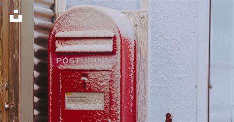 Foto Zum Thema Ein Roter Briefkasten Neben Einem Gebäude Kostenloses