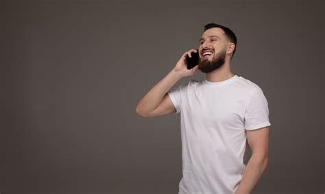 Hombre Sonriente En Camiseta Hablando Por Teléfono Inteligente Y