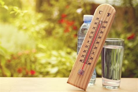 في أغلب الأحيان يلاحظ المسؤول عن رعاية المريض أعراض انخفاض درجة حرارة الجسم، لأن هذه الحالة قد تسبب صعوبة الحكم على الأمور أبعد المريض عن البرودة. الحرارة تذيب الأسفلت في أستراليا | الخليج أونلاين