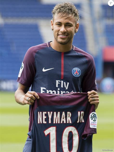 Neymar Jr En Conférence De Presse Au Parc Des Princes Pour Son Entrée