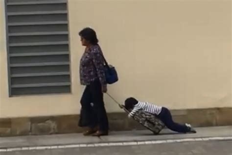 Graban A Mujer Arrastrando A Su Hijo Para Llevarlo A La Escuela Video