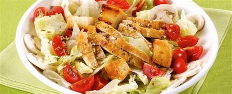 Dieci insalate sfiziose e fresche ideali per la bella stagione. Insalata di pollo con crostini e sesamo | Sale&Pepe