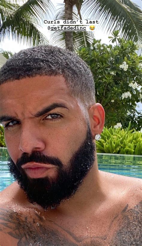 Full Sized Photo Of Drake Shows Off His Abs In Shirtless Selfie 02