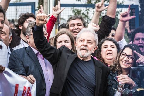 ex presidente lula deixa a prisão em curitiba