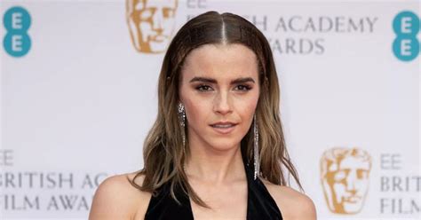 harry potter s emma watson wows with hair transformation as she returns to pixie cut daily star