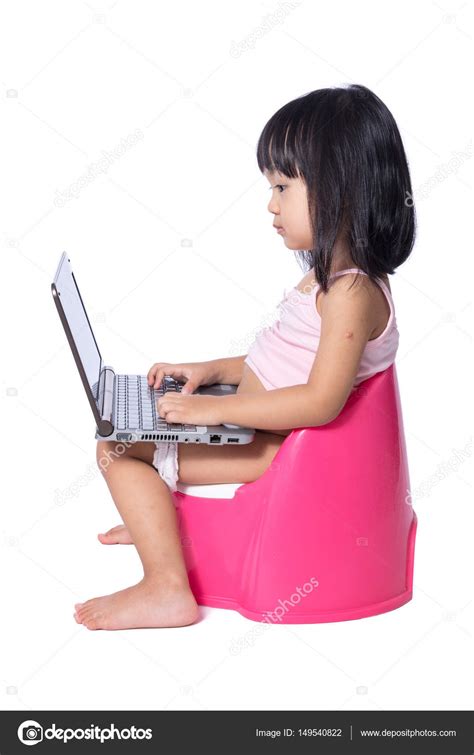Asiatisch Chinesisch Klein M Dchen Sitting Auf Chamberpot Mit Laptop