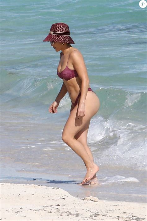 Jennifer Lopez Maillot string et silhouette de rêve à la plage à ans le diaporama
