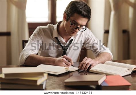 Escritora En El Trabajo Un Guapo Foto De Stock 145132471 Shutterstock