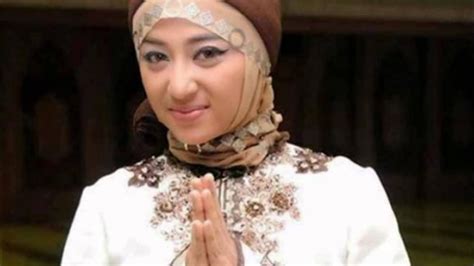 Dewi Persik Berjilbab Gaya Jilbab Islami Dewi Persik YouTube