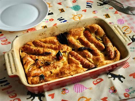 We think this squash and onion toad in the hole is the perfect way to add veggies to your dinner in a delicious way. Recipe for Toad in the hole | Foodie Explorers