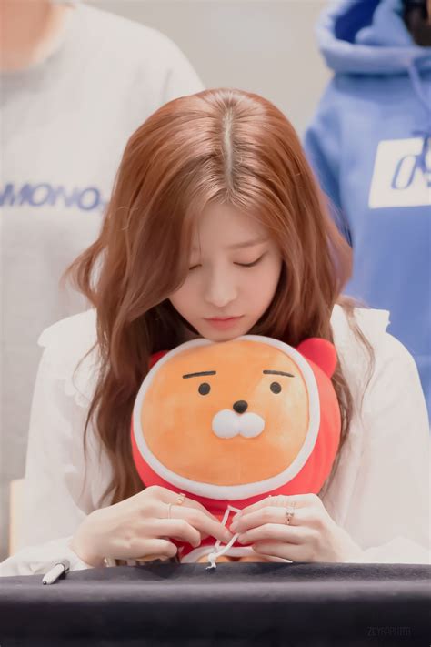 kim minju pics on Twitter in 2020 | Kim, Kpop girls, Pics