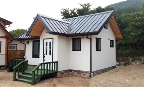 Anda bisa menggunakan besi atau kayu sebagai penyangga, kemudian gunakan memiliki taman kecil di rumah tidak selalu menjadi penghalang untuk memiliki taman yang indah. 5 Inspirasi Desain Rumah Kayu Mungil yang Cantik ...
