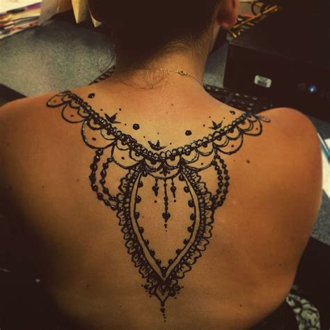 The above back tattoo has some really intricate work. Back henna tattoo using jagua | Henna tattoo, Back henna ...