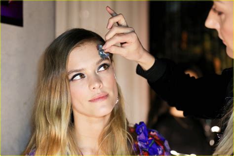 Nina Agdal Tries Out Bella Thorne S New Makeup Line At Moxy Chelsea S Grand Opening Photo
