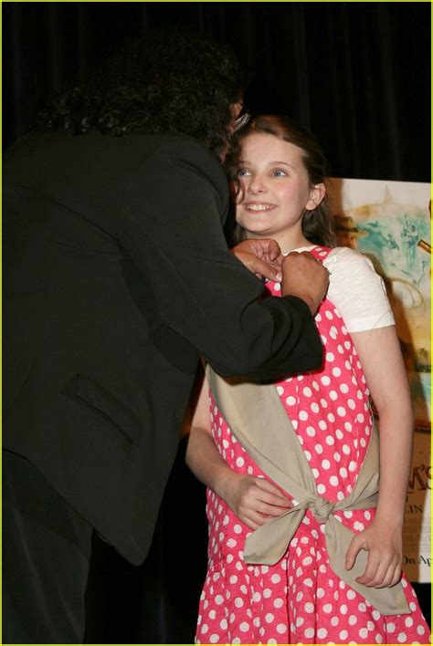 Abigail Breslin Enters Girl Scout Central Photo 1025261 Abigail Breslin Photos Just Jared