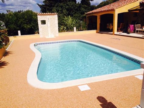 Terrasse de piscine en resine. terrasse piscine en resine
