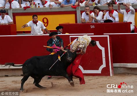 西班牙斗牛赛上演人牛大战 斗牛士被顶成“单手倒立”组图 国际在线