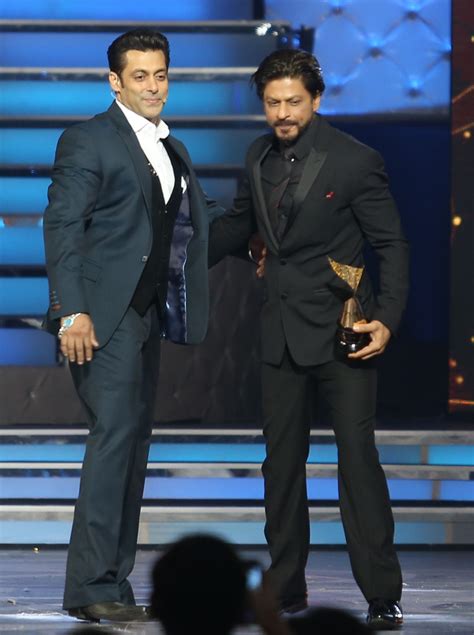 Salman Khan Hugs Shahrukh Khan On Stage; After Aamir Khan Now SRK