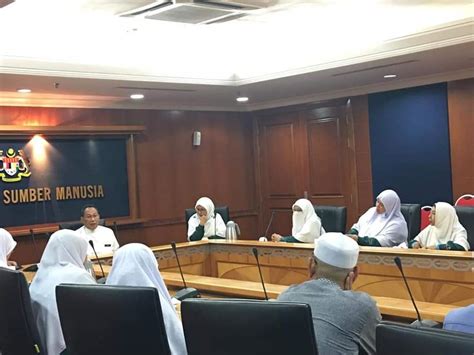 Bahagian sumber manusia bertanggungjawab merancang dan mengurus keperluan sumber manusia organisasi, urusan perkhidmatan, faedah dan saraan, kemajuan kerjaya dan pembangunan kompetensi bagi pegawai di kementerian dan agensi. Dari Tirai Dewan Muslimat PAS Negeri Selangor | DMPNS ...