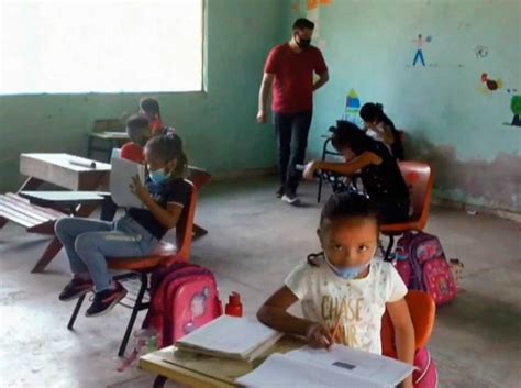 Familias En Guerrero Envían A Niños A La Escuela Pese A Covid 19