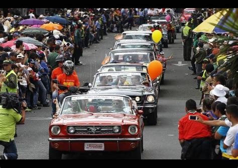 Historia En El Desfile De Autos Clásicos Y Antiguos