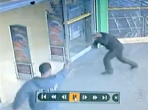 G1 Vídeo Mostra Pm Fora De Controle Matando Homem Em Supermercado
