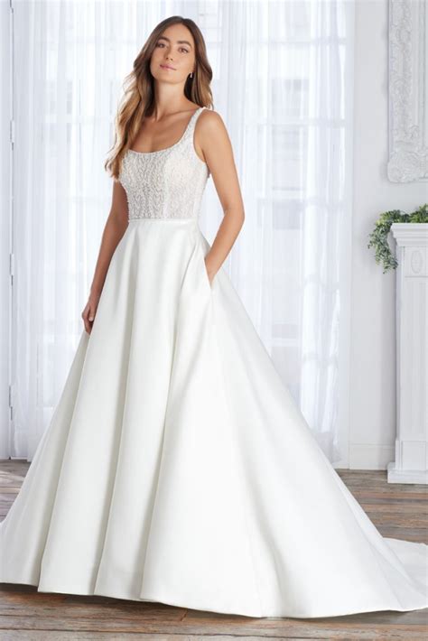 15 Autumn Wedding Dresses Youll Fall For Bridalguide