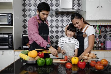 Familia Feliz Tiene A Papá Mamá Y Su Pequeña Hija Cocinando Juntos En