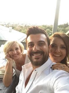 Hürriyet'in haberine göre çift, i̇stanbul'da 7 yıldızlı bir otelde yapılacak düğün için hazırlıklara hız verdi. Aylin Ozer Tepe - Aylin Ozer Tepe, yeni bir fotoğraf ...