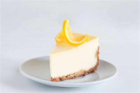 Desiderate invitare qualche amico a cena e mostrare le vostre doti culinarie cimentandovi in un menù tutto di pesce, elegante, raffinato e non troppo pesante? Torta fredda al limone senza panna, la ricetta da provare ...